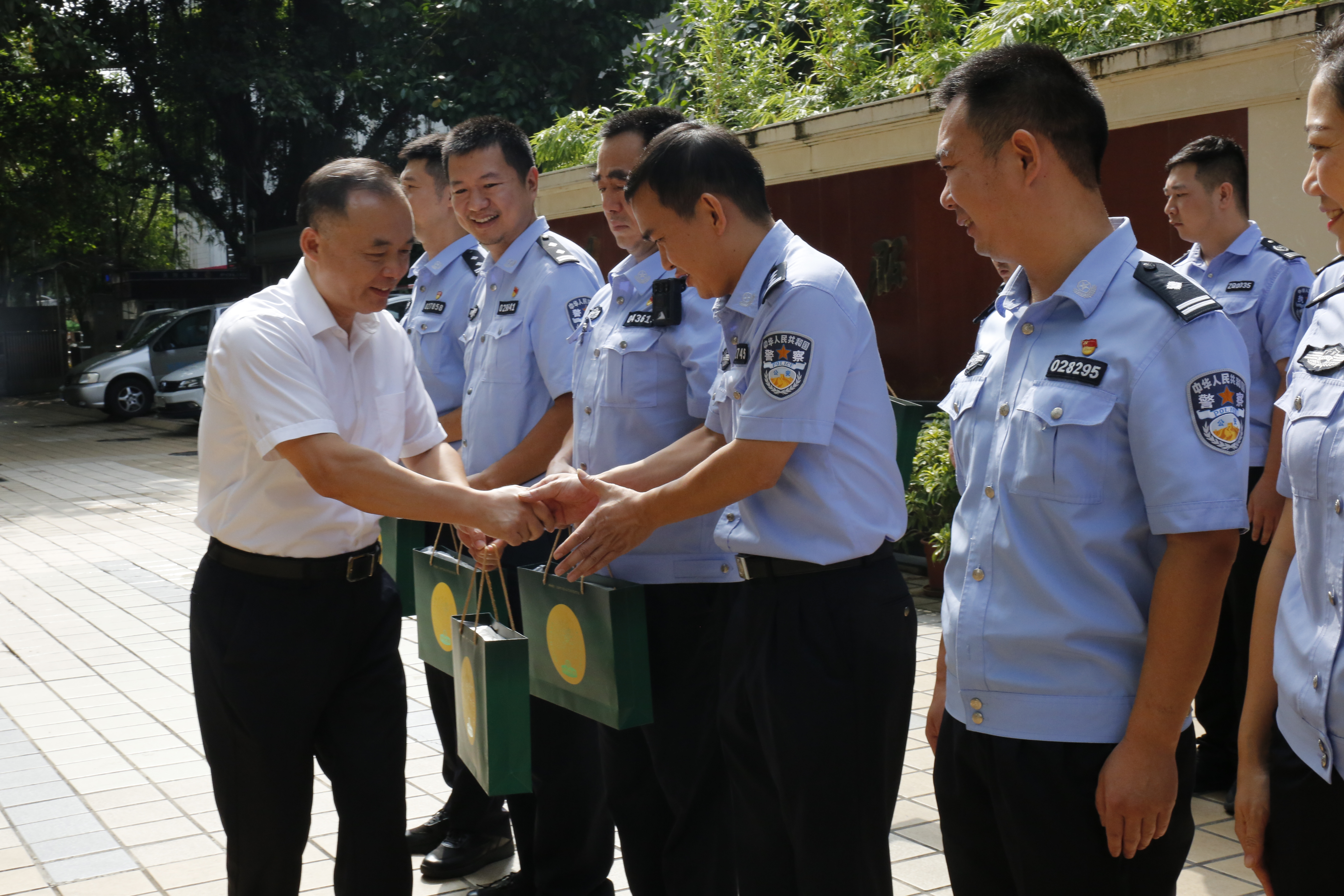 “工会送清凉 防暑保平安”天河区一线民辅警夏日送清凉慰问活动